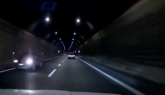 Auto contromano nel tunnel della statale: il video &egrave; agghiacciante