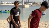 Yamal scende in campo a Dubai: partitella improvvisata in spiaggia con i bambini a Natale (VIDEO)
