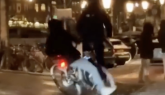 Amsterdam paralizzata dal gelo improvviso, pedoni e automobilisti colti di sorpresa (VIDEO)