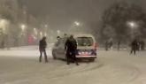 Forti nevicate in Francia, parte la battaglia di palle di neve con i poliziotti (VIDEO)