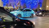 A Bari un'auto illuminata come un albero di Natale: il video fa impazzire i social