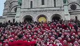 Coro gigante a Montmartre: oltre 500 voci davanti al Sacro Cuore per Natale (VIDEO)