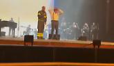 Terremoto ad Avellino interrompe il concerto di Massimo Ranieri: i vigli del fuoco salgono sul palco (VIDEO)