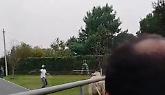 Toro impazzito per le strade di Leinì: ecco come lo hanno catturato (VIDEO)