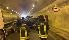 Inferno in galleria sulla A20: maxi tamponamento con 80 mezzi, autostrada paralizzata (VIDEO)