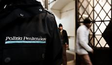 Cellulare nascosto sotto le piastrelle in cella di alta sicurezza: scoppia il caso a Saluzzo