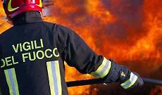Incendio nella notte a Livorno Ferraris: fiamme sul tetto di una casa, intervengono i vigili del fuoco
