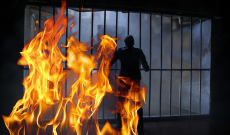 Vercelli, il carcere fuori controllo: detenuto appicca incendio e aggredisce gli agenti