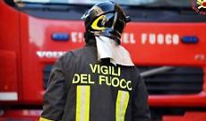 Saluggia, auto si ribalta e finisce in un campo: uomo estratto dai Vigili del Fuoco con cesoie e divaricatori