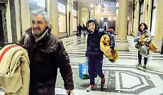 Eroi nella notte a Torino: due senzatetto fermano un ladro in galleria San Federico