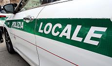 Lein&igrave;, incidente e fuga tra le vie del paese: ferita una donna, il pirata della strada sparisce a piedi