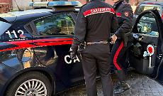 Picchia e minaccia i genitori nel Vercellese: arrestato un uomo per maltrattamenti