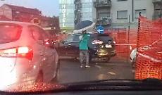 Vigili abusivi in piazza Baldissera: il caos spinge due immigrati a dirigere il traffico (VIDEO)