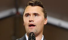 Charlie Kirk colpito durante un evento in Utah: panico tra la folla