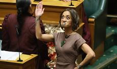 Nuova Zelanda, deputata Maori fa l'haka in Parlamento. Seduta sospesa (VIDEO)