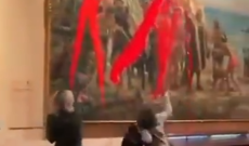 Madrid, attiviste imbrattano il quadro di Colombo: “12 ottobre simbolo di genocidio, non di scoperta”