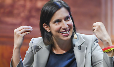 Schlein contro Meloni: “In Italia la democrazia è a rischio”. La premier replica furiosa: “Vergogna, stai infangando il Paese”