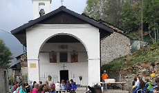 Gli alunni della Scuola Primaria riuniti di fronte alla cappella di frazione Castagno