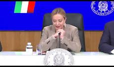 Giorgia Meloni torna in conferenza stampa, ma lascia la sala dopo appena due domande (VIDEO)