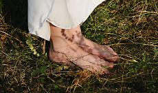 A piedi nudi nella natura