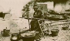 Calderaio ambulante al lavoro
