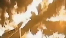 Uomo dà fuoco al Comune: non gli piaceva il progetto della pista ciclabile (VIDEO)