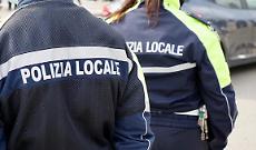 Strappa la collana a una donna al mercato di Borgo Dora: arrestato 43enne da un vigile in borghese