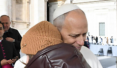 Papa Leone abbraccia Varvara, 12 anni, una guerra e un tumore addosso