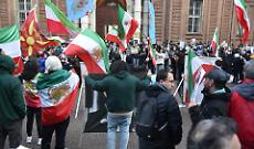 Torino, in centinaia in piazza contro l&rsquo;intervento militare in Iran