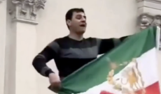 Ambasciata dell'Iran a Londra: un manifestante strappa la bandiera e issa quella della Persia monarchica (VIDEO)