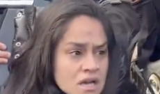 Donna disabile trascinata fuori dall&rsquo;auto e arrestata durante un raid dell'ICE a Minneapolis (VIDEO)