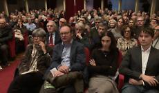 Ivrea saluta Fiorenzo con "Bella ciao!" e l'abbracciodei nipoti Chiara e Federico