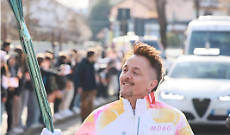 A Settimo Torinese passa Dardust e l'ufficio stampa del Comune fotografa la panza di Rivoira e i sorrisetti di Piastra