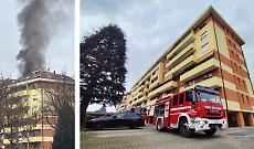 Fiamme sul tetto in via Salvemini a Venaria Reale: mansarda distrutta, un operaio intossicato