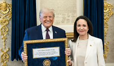 Machado consegna il Nobel a Trump: la medaglia s&igrave;, il premio no