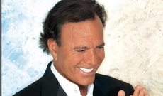 Julio Iglesias accusato di abusi e lavoro forzato: cosa c&rsquo;&egrave; davvero dietro le denunce del 2021?