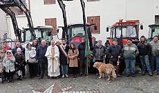 Il gruppo di agricoltori e simpatizzanti con don Stefano e le autorit&agrave;