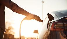 Elettriche in boom e lo scontro sugli investimenti fuori dall&rsquo;Italia