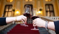 Un brindisi all'ingresso del palazzo Barolo