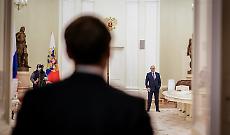 La Francia riapre il canale con Mosca: Emmanuel Macron manda Emmanuel Bonne da Vladimir Putin per rimettere l&rsquo;Europa nella partita sull&rsquo;Ucraina