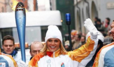 Simona Ventura torna a Torino 2006 nel giorno di Milano-Cortina: un augurio che unisce due Olimpiadi