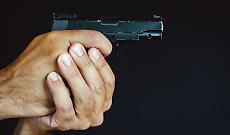 Pistola sotto la giacca al pronto soccorso