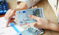 Avrebbe dirottato 46mila euro dai conti aziendali ai suoi. Chiesti 9 mesi di carcere per la dipendente "infedele" di Settimo