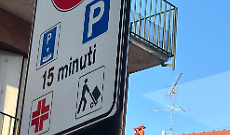 Parcheggio occupato, anziano rinuncia alla farmacia: la denuncia della dottoressa Scarabello