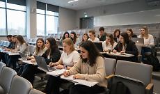 Laureate pi&ugrave; donne che uomini, ma resta il gap sulla carriera