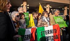 Processo Eternit, la sentenza non &egrave; stata tradotta in tedesco per l'imputato. Associazioni e famigliari furiosi: &ldquo;Si continua a morire mentre la giustizia si ferma&rdquo;