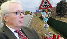 Il sindaco Giuseppe Bava. Sullo sfondo il tratto della SP 590 dove ha perso la vita Mark Mariut