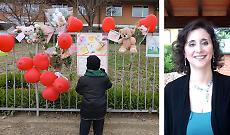 Giada Geraci, 41 anni, e i palloncini con i biglietti a lei dedicati di fronte alla Chiesa