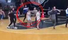 Genitore irrompe in campo e colpisce un 14enne: