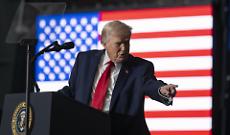 Trump cancella le regole sul clima: via gli standard sulle emissioni auto, inizia la battaglia nei tribunali